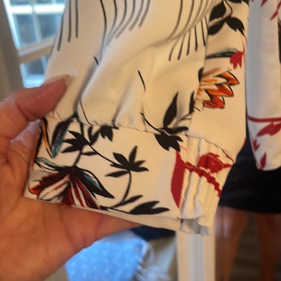 Alfani Criss-cross blouse‎ - great tummy coverage and flowy - Picture 4 of 8